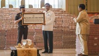 Prabowo (kanan) menyaksikan Jaksa Agung ST Burhanuddin (kiri) menyerahkan uang secara simbolis kepada Menteri Keuangan Purbaya Yudhi Sadewa (kedua kiri)/Foto: ANTARA FOTO/Hafidz Mubarak A