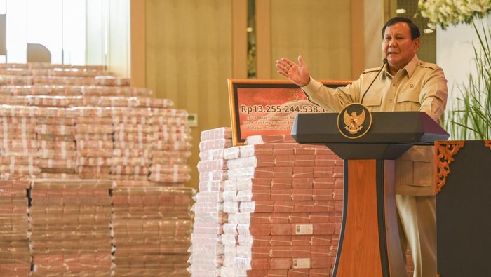 Presiden Prabowo Subianto menyampaikan pidato saat penyerahan uang pengganti kerugian negara hasil korupsi minyak kelapa sawit (CPO) di Kejaksaan Agung, Jakarta, Senin (20/10/2025). Kejaksaan Agung menyerahkan uang pengganti kerugian negara senilai Rp13,2 triliun kepada negara dari hasil tindak pidana korupsi pemberian fasilitas ekspor CPO dan turunannya. ANTARA FOTO/Hafidz Mubarak A/YU