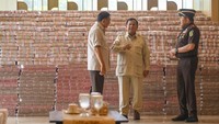 Prabowo (tengah) berbincang dengan Jaksa Agung ST Burhanuddin (kanan) dan Menhan Sjafrie Sjamsoeddin (kiri) saat menghadiri penyerahan uang pengganti kerugian negara tersebut/Foto: ANTARA FOTO/Hafidz Mubarak A