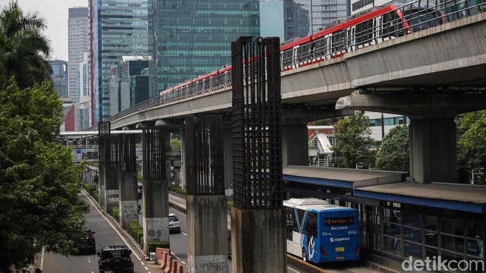 Penampakan Tiang Monorel Mangkrak, Siap Dibongkar Januari 2026 Sejumlah kendaraan melintas diantara tiangΒ monorel yang mangkrak di kawasan Jalan Rasuna Said, Kuninga, Jakarta Selatan, Senin (20/10/2025).