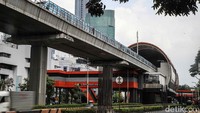 Pemandangan tiang monorel yang berdiri di tengah jalur lalu lintas di kawasan Kuningan, Jakarta. Keberadaan tiang mangkrak dianggap mengganggu estetika kota dan membahayakan pengguna jalan.