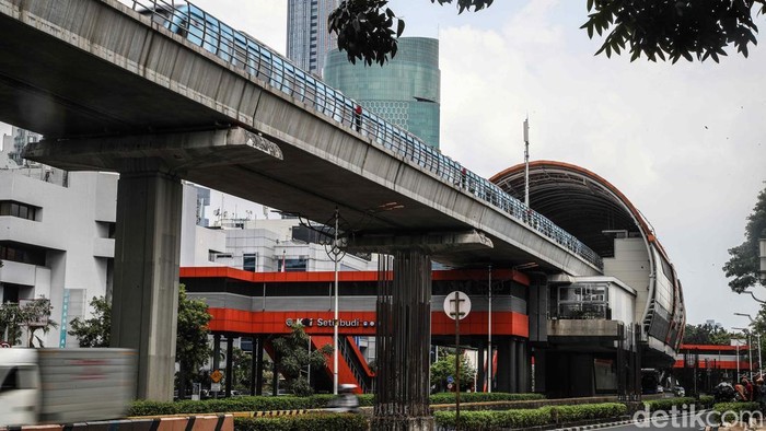 Penampakan Tiang Monorel Mangkrak, Siap Dibongkar Januari 2026 Sejumlah kendaraan melintas diantara tiang monorel yang mangkrak di kawasan Jalan Rasuna Said, Kuninga, Jakarta Selatan, Senin (20/10/2025).