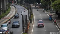 Tiang monorel terlihat berjejer di sepanjang jalan kawasan Kuningan. Gubernur DKI Jakarta, Pramono Anung, mengaku telah mendapat lampu hijau dari Kejaksaan Tinggi DKI Jakarta dan KPK untuk membongkar tiang monorel yang mangkrak di Jalan Rasuna Said dan Jalan Asia Afrika. Pembongkaran dimulai awal tahun depan.