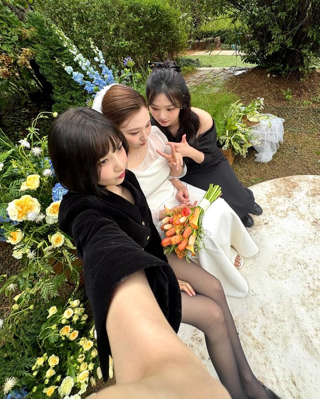 Seperti diketahui, Joy Red Velvet merupakan anak pertama dari tiga bersaudara. Dua adik perempuannya pernah muncul di acara TV I Live Alone. Berbeda dengan sejumlah idol KPop, pelantun ‘Cosmic’ itu tidak sungkan untuk menunjukkan wajah keluarganya. Foto: dok. Instagram @_imyour_joy