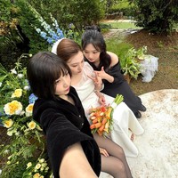 Seperti diketahui, Joy Red Velvet merupakan anak pertama dari tiga bersaudara. Dua adik perempuannya pernah muncul di acara TV I Live Alone. Berbeda dengan sejumlah idol KPop, pelantun ‘Cosmic’ itu tidak sungkan untuk menunjukkan wajah keluarganya. Foto: dok. Instagram @_imyour_joy