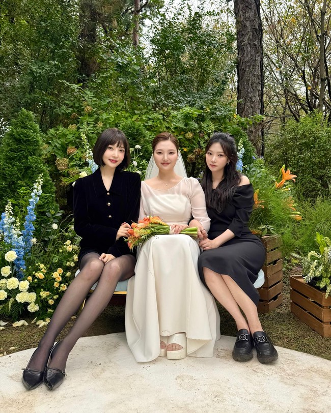 Park Soo Young alias Joy Red Velvet memperlihatkan momen hangat dari pernikahan adik pertamanya, Park Ji Young. Paras cantik sang idol bersama kedua adik perempuannya sontak mencuri atensi. Netizen merasa seperti melihat ada tiga Joy di dalam satu foto. Foto: dok. Instagram @_imyour_joy