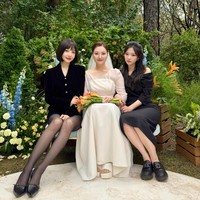 Park Soo Young alias Joy Red Velvet memperlihatkan momen hangat dari pernikahan adik pertamanya, Park Ji Young. Paras cantik sang idol bersama kedua adik perempuannya sontak mencuri atensi. Netizen merasa seperti melihat ada tiga Joy di dalam satu foto. Foto: dok. Instagram @_imyour_joy