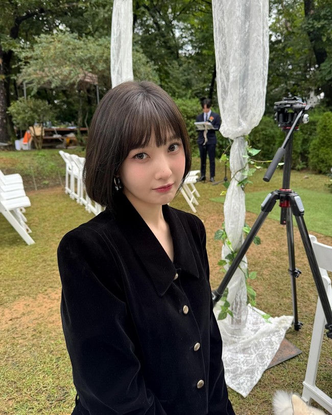 Salah satu hal yang paling mencuri perhatian adalah penampilan baru Joy Red Velvet. Pada awal bulan Oktober, ia terlihat memiliki rambut panjang berwarna pirang. Namun, hanya berselang beberapa hari, Joy mendebutkan potongan rambut bob pendek coklat tua di pernikahan adiknya. Foto: dok. Instagram @_imyour_joy