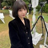 Salah satu hal yang paling mencuri perhatian adalah penampilan baru Joy Red Velvet. Pada awal bulan Oktober, ia terlihat memiliki rambut panjang berwarna pirang. Namun, hanya berselang beberapa hari, Joy mendebutkan potongan rambut bob pendek coklat tua di pernikahan adiknya. Foto: dok. Instagram @_imyour_joy