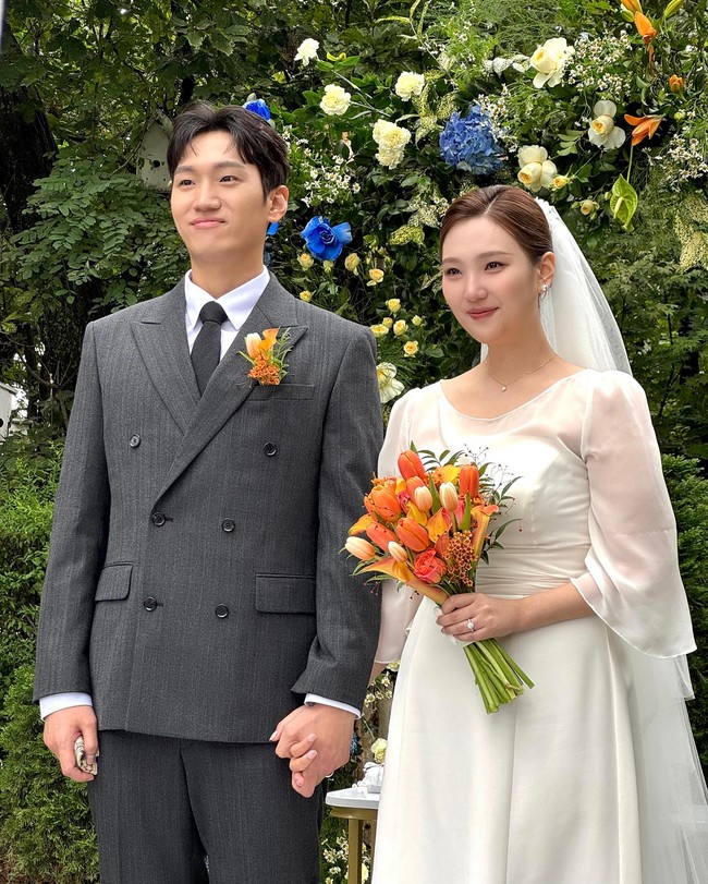 Joy Red Velvet juga membagikan momen manis saat adiknya tersenyum di samping sang suami. Banyak netizen yang salah fokus karena kemiripan Park Ji Young dengan personel Red Velvet itu. Foto: dok. Instagram @_imyour_joy