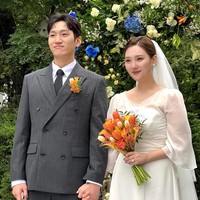 Joy Red Velvet juga membagikan momen manis saat adiknya tersenyum di samping sang suami. Banyak netizen yang salah fokus karena kemiripan Park Ji Young dengan personel Red Velvet itu. Foto: dok. Instagram @_imyour_joy