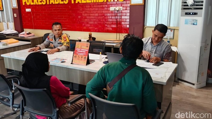 Korban saat membuat laporan ke polisi usai motornya dibawa kabur pria ngaku polisi