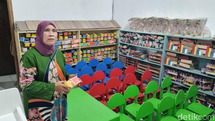 Pemilik usaha kerajinan mainan edukatif berbahan baku kayu, Siti Rahma Yuliati (63) di rumah produksi di Mantub, Baturetno, Banguntapan, Bantul, Senin (20/10/2025).