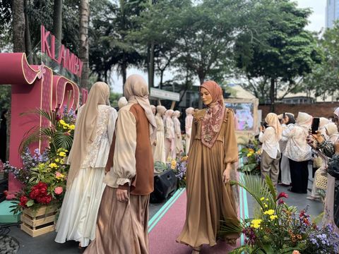 Perayaan 13 brand hijab dan busana muslim, Klamby di Hutan Plataran Senayan (17/10/2025), mengangkat tema 1 Nusantara 3 Warisan.