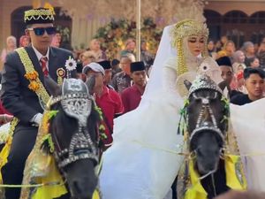 Viral Pengantin Madura Naik Kuda dan Diiringi Sapi, Simbol Status Sosial