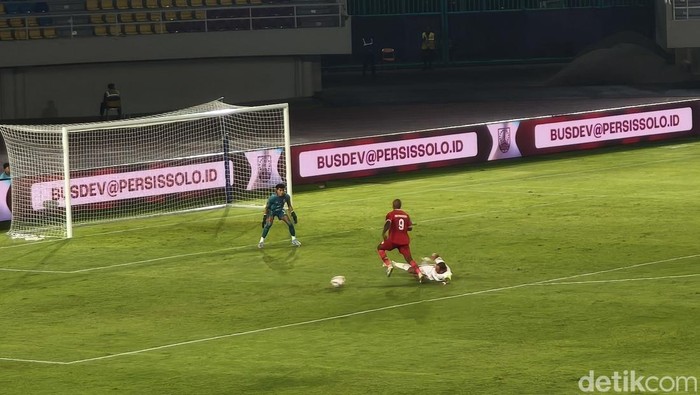 Pertandingan Persis Solo melawan Malut United pada pekan ke-9 Super League 2025/2026, di Stadion Manahan Solo, Senin (20/10/2025).