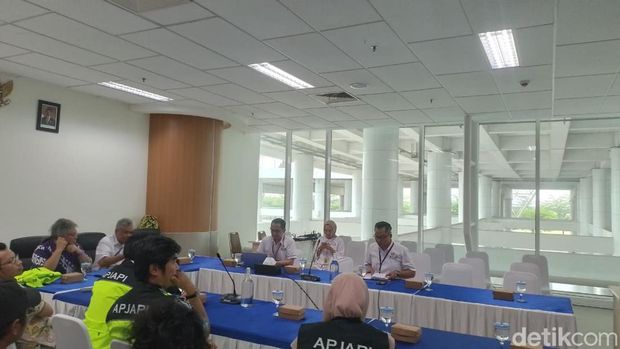 Pertmuan Asosiasi Pengguna Jasa Penerbangan (APJAPI) dan pihak Bandara Internasional Jawa Barat, di Kabupaten Majalengka, Senin (20/10/2025).