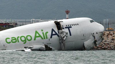 Pesawat Kargo Tergelincir dan Nyebur ke Laut Hong Kong, Dua Orang Tewas