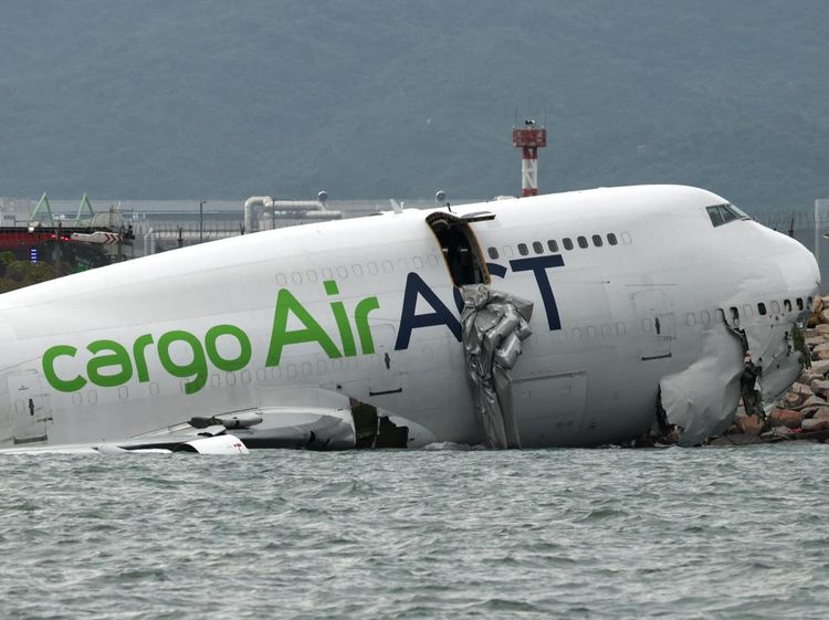 Pesawat Kargo Tergelincir dan Nyebur ke Laut Hong Kong, Dua Orang Tewas