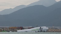 Otoritas bandara langsung menutup sementara Landasan Pacu Utara untuk keperluan investigasi dan pembersihan lokasi. REUTERS/Tyrone Siu