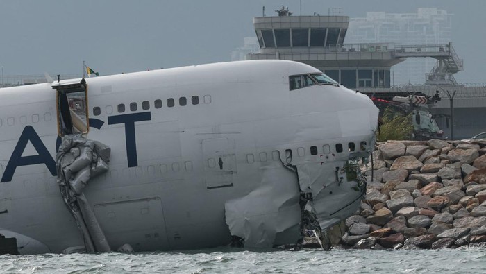 Pesawat Kargo Tergelincir dan Nyebur ke Laut Hong Kong, Dua Orang Tewas