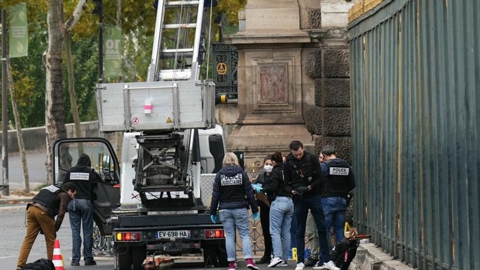 Petugas kepolisian Prancis memeriksa hoist (lift furnitur) yang digunakan para pencuri untuk masuk ke Museum Louvre, di Quai François Mitterrand, Paris, pada 19 Oktober 2025. Para pencuri membobol Louvre dan melarikan diri dengan membawa perhiasan pada Minggu (19/10/2025).