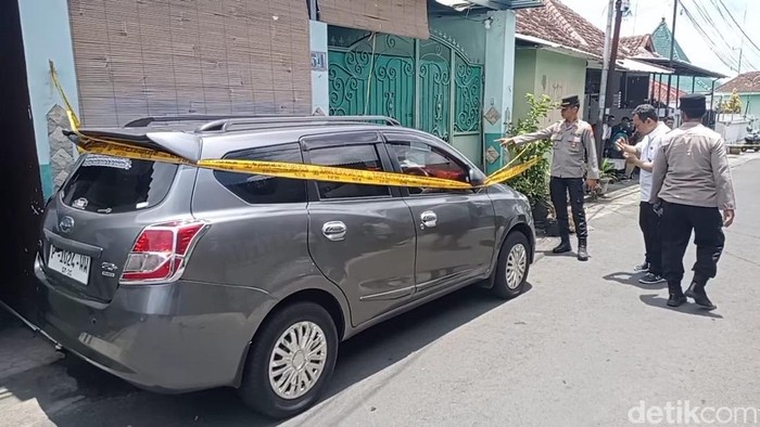 Petugas kepolisian tengah melakukan penyelidikan kasus penusukan di Banyuwangi