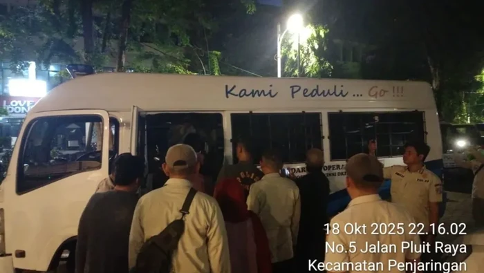 Petugas Satpol PP merazia di Gang Royal yang ada di perbatasan Jakarta Utara dan Jakarta Barat. Sebanyak tiga PSK diamankan petugas. (Antara/HO-Satpol PP DKI)