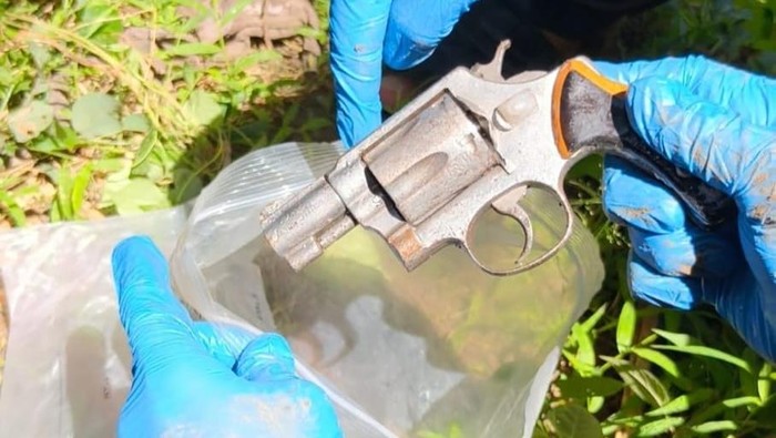 Pistol jenis revolver yang diduga dipakai menembak Husain di Polman.