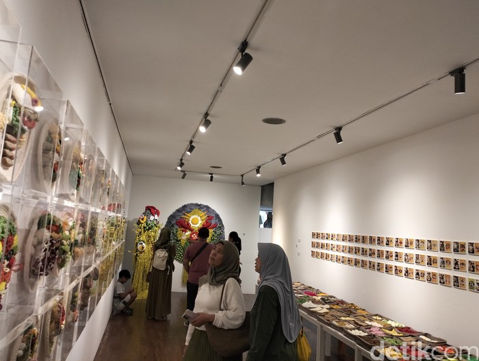 Playful Bites-A Solo Exhibition by Mulyana, berlangsung dari 1 Oktober hingga 31 Desember 2025 tempatnya di Dia.Lo.Gue Artspace, Kemang Selatan 99A, Jakarta Selatan Playful Bites-A Solo Exhibition by Mulyana, berlangsung dari 1 Oktober hingga 31 Desember 2025 tempatnya di Dia.Lo.Gue Artspace, Kemang Selatan 99A, Jakarta Selatan