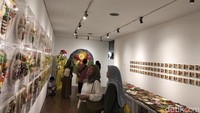 Pameran di kafe sekaligus galeri seni Dia.Lo.Gue Kemang, Jaksel ini tampaknya menarik perhatian banyak anak-anak muda. Even ini berlangsung pada 1 Oktober-31 Desember 2025, jangan lupa berkunjung ya detikers (dok. Qonita Hamidah/detikcom)