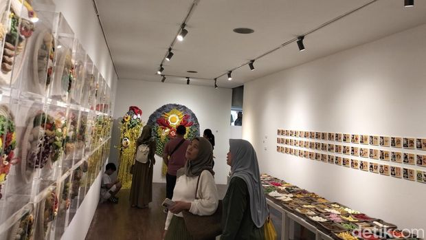 Playful Bites-A Solo Exhibition by Mulyana, berlangsung dari 1 Oktober hingga 31 Desember 2025 tempatnya di Dia.Lo.Gue Artspace, Kemang Selatan 99A, Jakarta Selatan