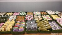 Foto ini adalah deretan instalasi rajutan unik bertema Food Monster Izakaya yang tertata rapi di atas meja makan. Ada sekitar 80 karya rajutan modular yang menampilkan bentuk makanan, buah, sayur, hingga kue dan kerupuk (dok. Qonita Hamidah/detik travel)