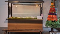 Karya seni ini menampilkan 30 jenis jajanan pasar yang disusun di atas gerobak lengkap dengan tumpukan sayur segar. Semua tampak gemas dan bikin ngiler, namun tentu saja bukan untuk dimakan layaknya jajanan favorit (dok. Qonita Hamidah/detik travel)
