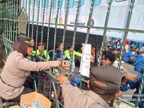 Momen Hangat Polisi Beri Air ke Mahasiswa Demo Depan Kantor Gubernur Jateng