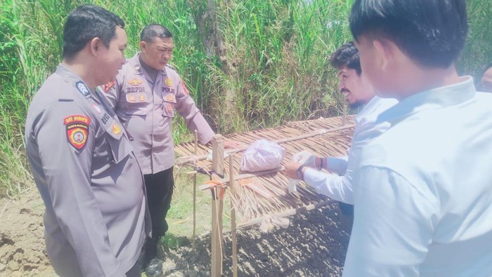 Polisi melakukan olah TKP di lokasi penemuan tengkorak manusia di kebun area Danau Limboto.