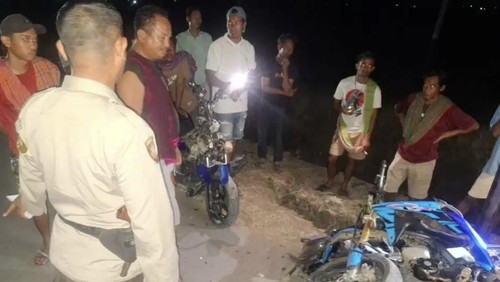 Polisi melakukan olah TKP kecelakaan yang menewaskan dua pelajar di Tolo Monta, Desa Ngali, Kecamatan Belo, Bima, NTB, Minggu (19/10/2025) malam. (Foto: Dok. Polres Bima)