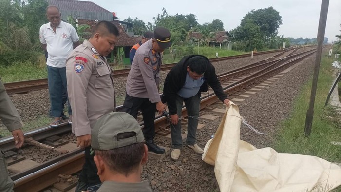 Pria Kendal Tewas Tertabrak KA Sembrani Saat Jalan di Pinggir Rel Pegandon