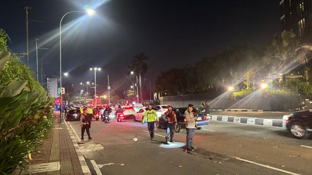 Polisi saat membubarkan kelompok pengemudi diduga hendak drifting di Pondok Indah (dok. Istimewa)