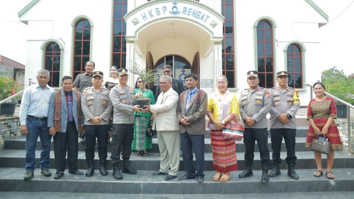 Polres Inhu menanam pohon bersama jemaat di Gereja HKBP Resort Rengat.
