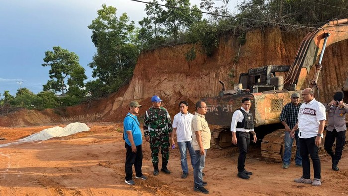 Polres Kampar menindak tambang Galian C ilegal di Desa Batu Belah dan menemukan alat berat, Senin (20/10/2025).