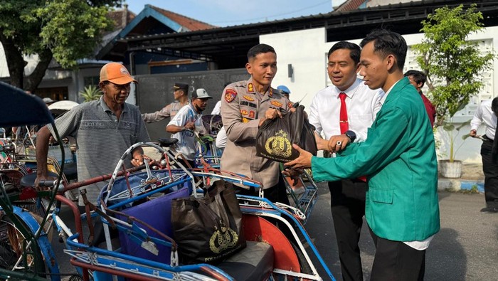 Polres Ponorogo dan Mahasiswa Gelar Baksos untuk 250 Tukang Becak