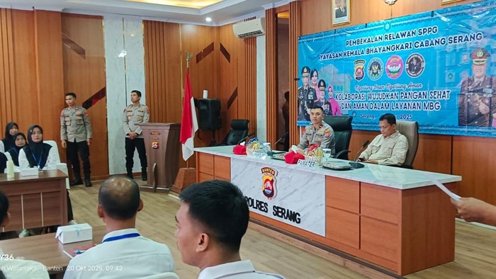 Polres Serang menggelar pembekalan bagi 51 relawan SPPG di Desa Cembeh, Kecamatan Ciruas, Kabupaten Serang.