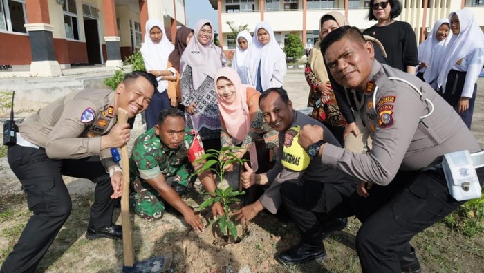 Polresta Pekanbaru turun ke sekolah memberikan edukasi Green Policing, antinarkoba, dan tertib berlalulintas di SMP 48 Pekanbaru, Senin (20/10/2025).
