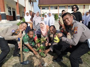 Keseruan Siswa SMP di Pekanbaru Tanam Pohon hingga Jajal Helm Tim RAGA