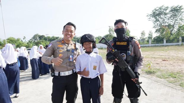 Polresta Pekanbaru turun ke sekolah memberikan edukasi Green Policing, antinarkoba, dan tertib berlalulintas di SMP 48 Pekanbaru, Senin (20/10/2025).