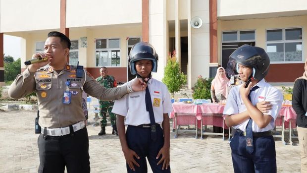 Polresta Pekanbaru turun ke sekolah memberikan edukasi Green Policing, antinarkoba, dan tertib berlalulintas di SMP 48 Pekanbaru, Senin (20/10/2025).