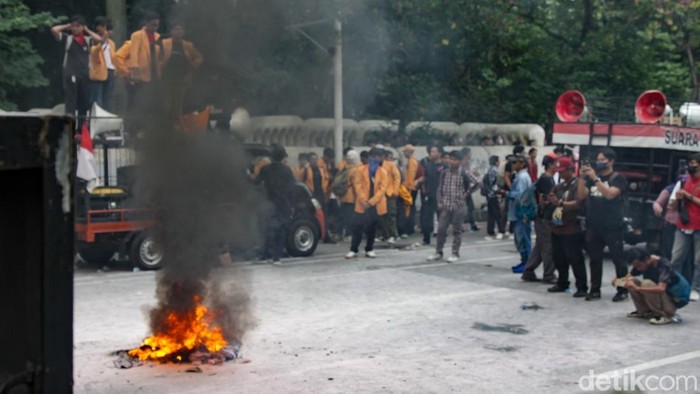 Potret Demo 1 Tahun Pemerintahan Prabowo-Gibran di Jakarta Massa mahasiswa demo dalam peringatan satu tahun pemerintahan Presiden Prabowo dan Wakil Presiden Gibran di Jl Merdeka Selatan, Jakarta, Senin (20/10/2025).