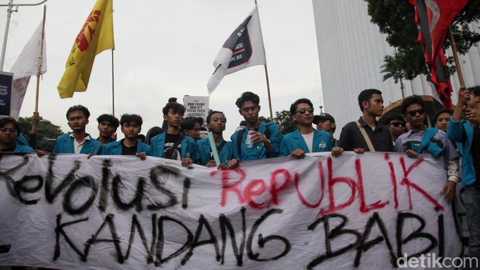 Potret Demo 1 Tahun Pemerintahan Prabowo-Gibran di Jakarta Massa mahasiswa demo dalam peringatan satu tahun pemerintahan Presiden Prabowo dan Wakil Presiden Gibran di Jl Merdeka Selatan, Jakarta, Senin (20/10/2025).