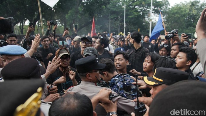 Potret Demo 1 Tahun Pemerintahan Prabowo-Gibran di Jakarta Massa mahasiswa demo dalam peringatan satu tahun pemerintahan Presiden Prabowo dan Wakil Presiden Gibran di Jl Merdeka Selatan, Jakarta, Senin (20/10/2025).